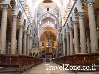 מבט אל תוך הקתדרלה של פיזה, איטליה